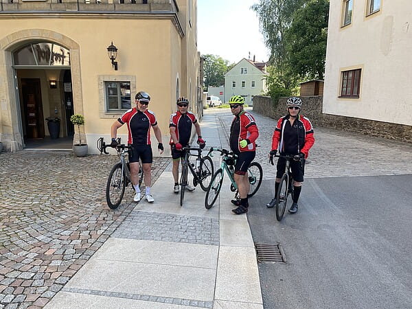 Vier Sportler aus Gentilly nahmen beim Radrennen um die Hohe Esse teil (Foto: Hartmut Kern).