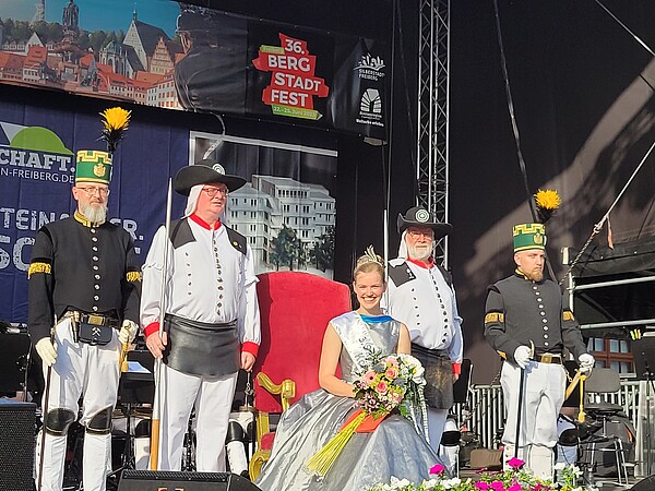 Freibergs dritte Silberstadt-Königin Sophia Thüm wurde zum Auftakt des 36. Bergstadtfestes gekrönt (Foto: Silberstadt Freiberg)