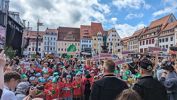 400 Welterbe-Entdecker schmettern Steigerlied auf dem Freiberger Obermarkt (Foto: Silberstadt Freiberg)