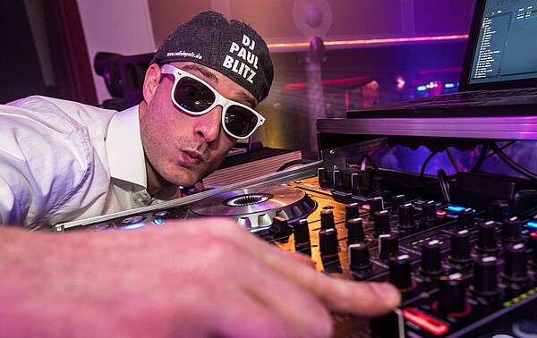Bei der Limo-Disco bereitet Radio InPulz-DJ Paul Blitz die Sets vor, erklärt wie alles funktioniert und lässt die „kleinen“ DJs anschließend an seine Turntabels. Foto: Radio InPulz